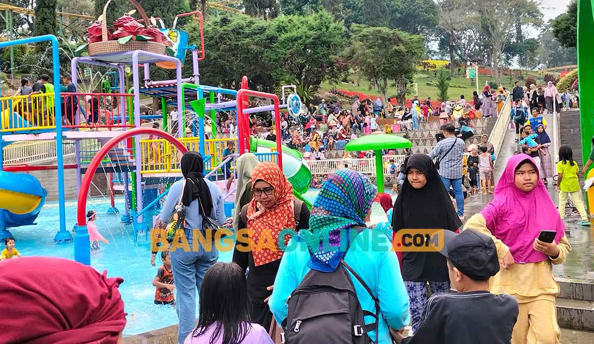 Pengunjung saat berada di kolam renang Taman Rekreasi Selecta. Foto: AGUS SALIMULLAH/BANGSAONLINE