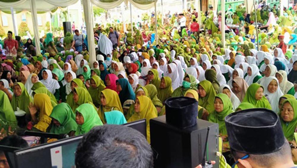 Ribuan ibu-ibu Muslimat NU menghijaukan Kampus Institut KH Abdul Chalim (IKHAC) Pacet Mojokerto Jawa Timur, Ahad (15/3/2020). foto: bangsaonline.com