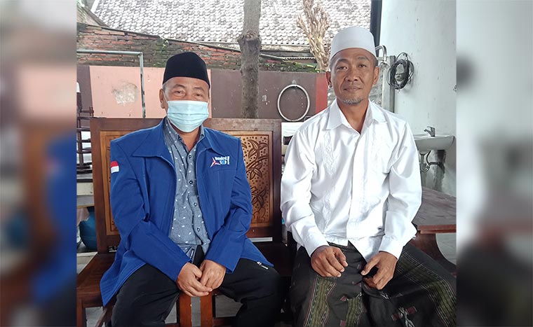Ketua DPC PKB Kabupaten Pasuruan dr. H. Amir Ragil (kanan) didampingi Sekretaris DPC H. Zaelani.