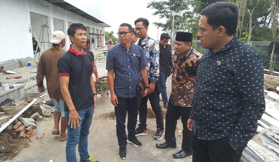Rombongan Komisi A dipimpin Ketua Edy Wijanarko saat meninjau Joyo Agung Market Merjosari ditemui Manajer Operasional Risky Halim, Kamis (06/02). foto: IWAN IRAWAN/ BANGSAONLINE