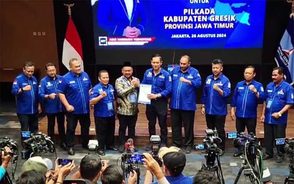 Fandi Akhmad Yani (lima dari kiri) saat menerima SK Rekom dari Ketum Demokrat AHY. Foto: Ist.