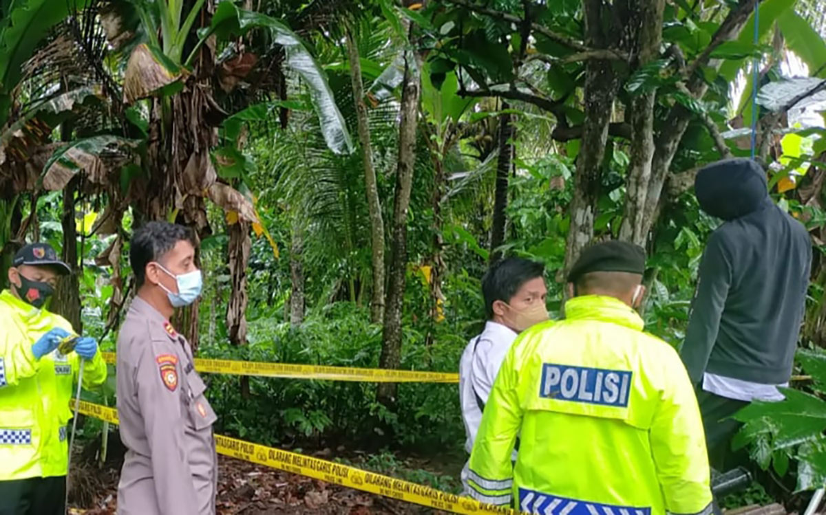 Kondisi korban masih dalam kondisi menggantung, sebelum dievakuasi petugas.