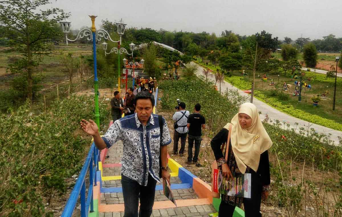 Pengunjung Bukit Teletubbies di Kelurahan Kedundung, Kecamatan Magersari, Kota Mojokerto.