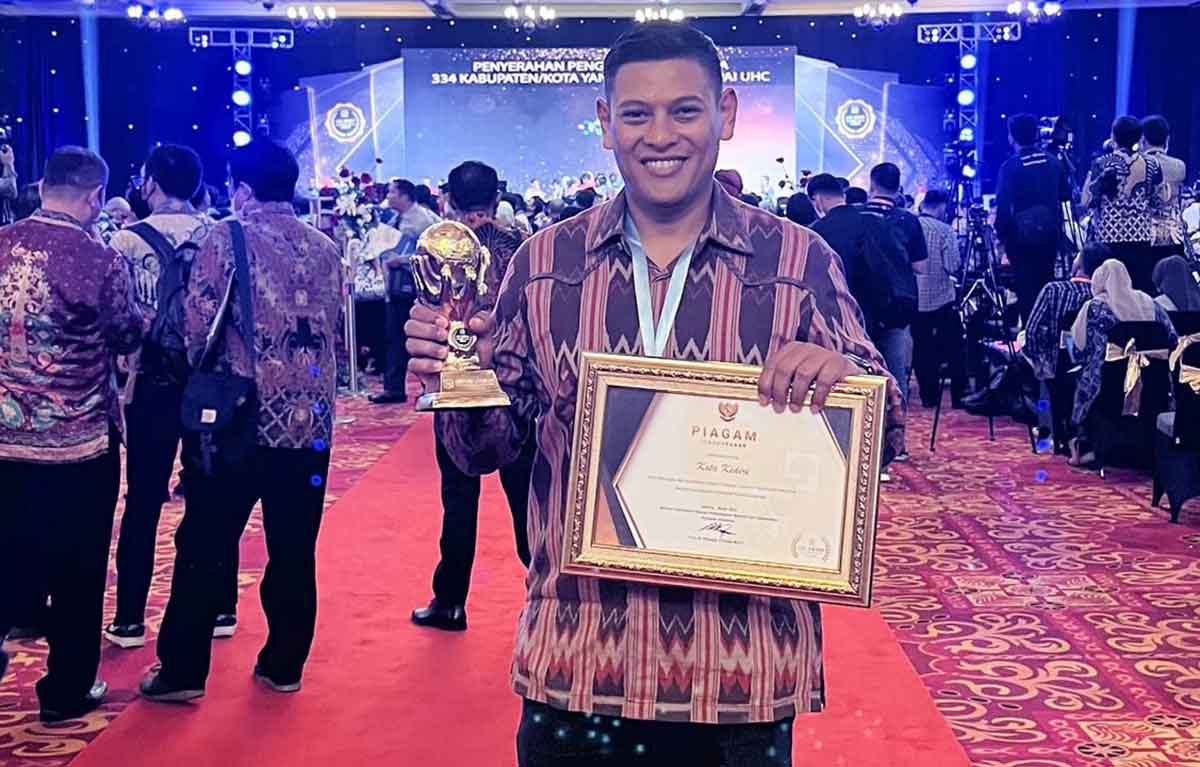 Mayoritas Warganya Terdaftar Program JKN, Wali Kota Kediri Terima UHC Award 2023