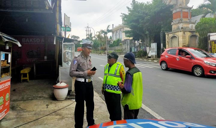 Kanit Turjawali Polres Batu Iptu Hariyanto saat memberikan pembinaan kepada Supeltas.