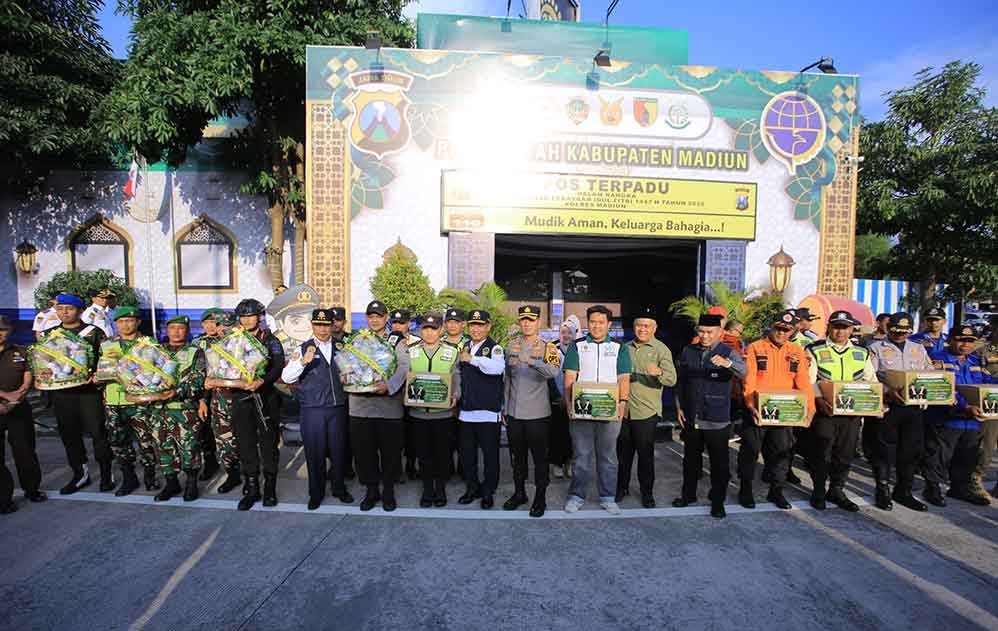 Kapolres Madiun bersama Forkopimda tinjau di pos pengamanan lebaran.