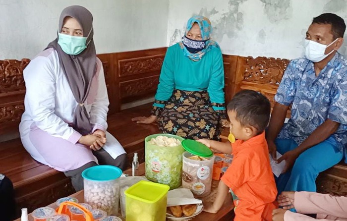 Istri Wabup yang juga Ketua K3S Kabupaten Probolinggo saat berkunjung ke rumah bocah yang mengidap kelainan jantung.