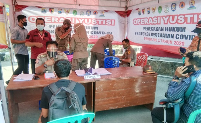 Petugas saat mendata pelanggar Pergub No 2 Tahun 2020 yang terjaring Operasi Yustisi. foto: ist.