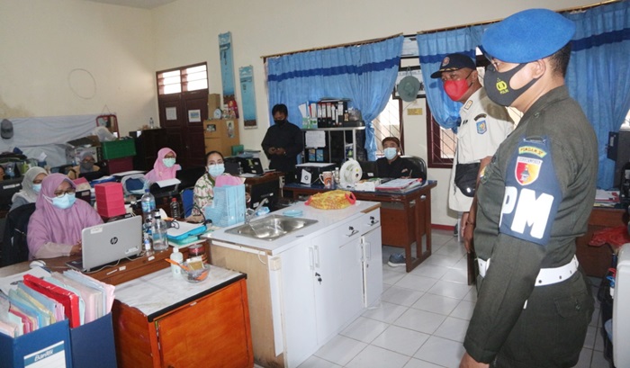 Tim Satgas Penegakan Protokol Kesehatan (Prokes) Covid-19 menggelar razia di sejumlah OPD di lingkungan Pemkot Probolinggo, Kamis (17/12/20).