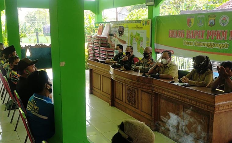 Pertemuan antara DPU Bina Marga Kabupaten Pasuruan, Muspika Beji, dan sejumlah aktivis menyikapi kerusakan ruas Jalan Talun-Gununggangsir.