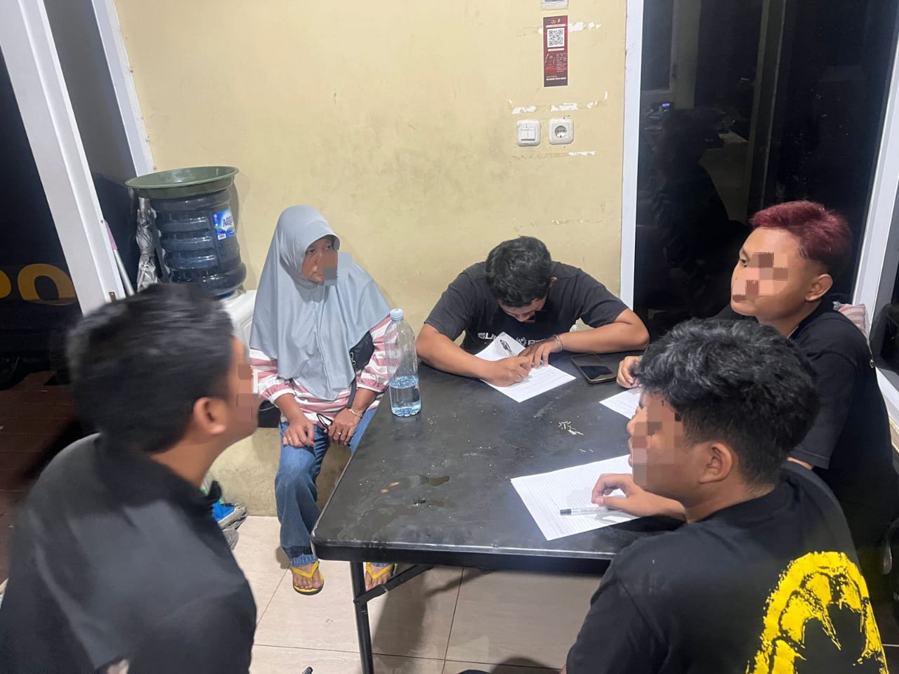 Para remaja yang konvoi Sahur on The Road saat diamankan di Mapolres Gresik. foto: ist.
