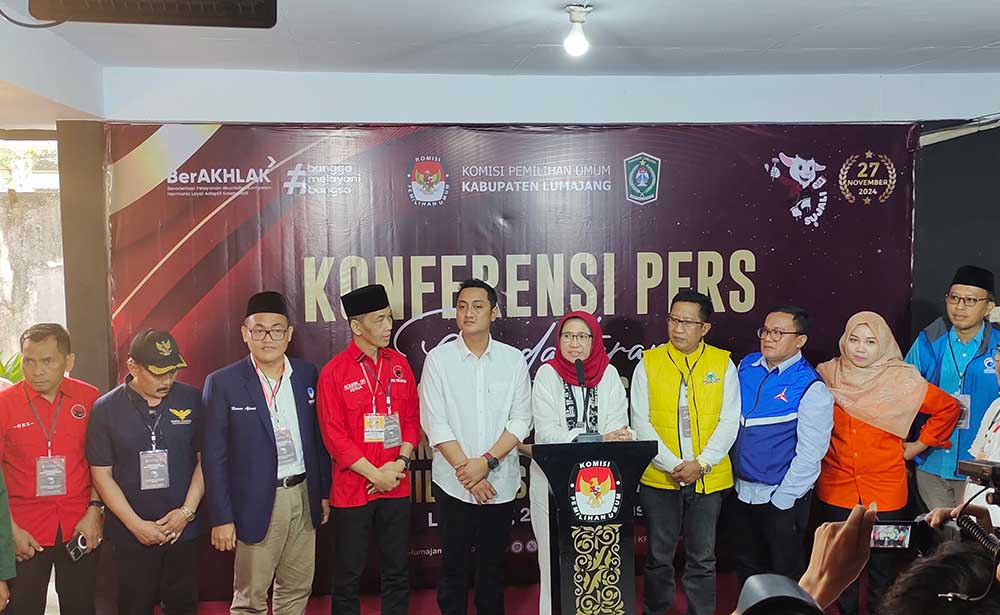 Pasangan bakal calon Bupati dan Wakil Bupati Lumajang, Hj. Indah Amperwati dan Yudha Adji Kusuma bersama para ketua partai pengusung. 