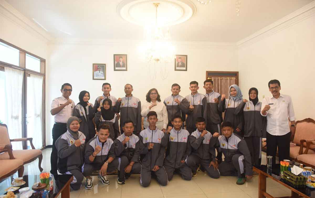 Pj Wali Kota Kediri, Zanariah, bersama para atlet disabilitas dari Kota Tahu. Foto: Ist
