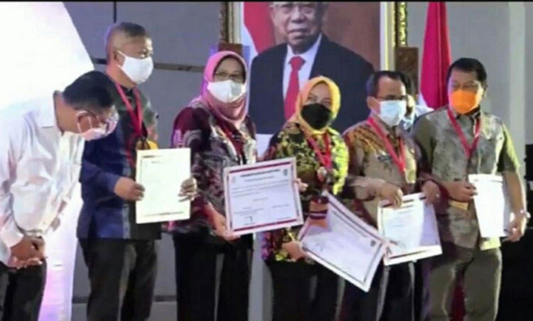 Wakil Bupati Lumajang Indah Amperawati usai melakukan penandatanganan komitmen pembangunan Mal Pelayanan Publik dengan Kementerian Pendayagunaan Aparatur Negara dan Reformasi Birokrasi Republik Indonesia di Hall Hotel Fairmont, Jakarta. (foto: ist)