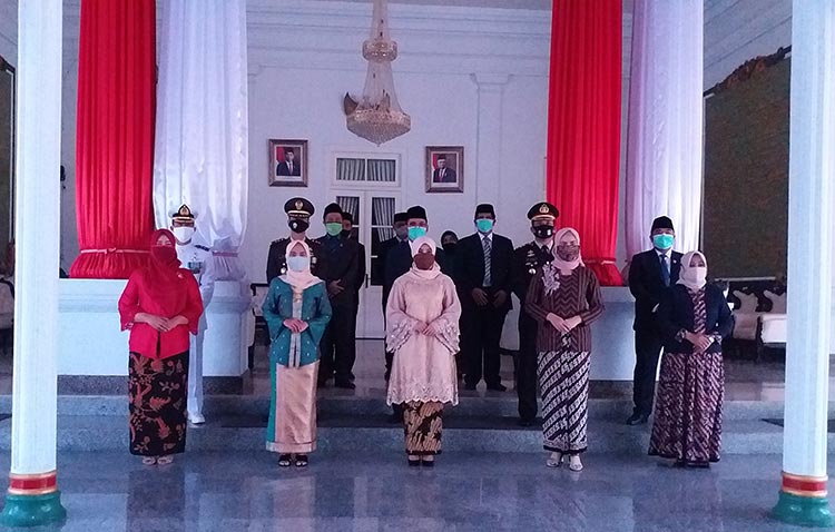 Bupati Bangkalan beserta Forkopimda dengan istri-istrinya saat foto bersama di Pendopo Agung Bangkalan.