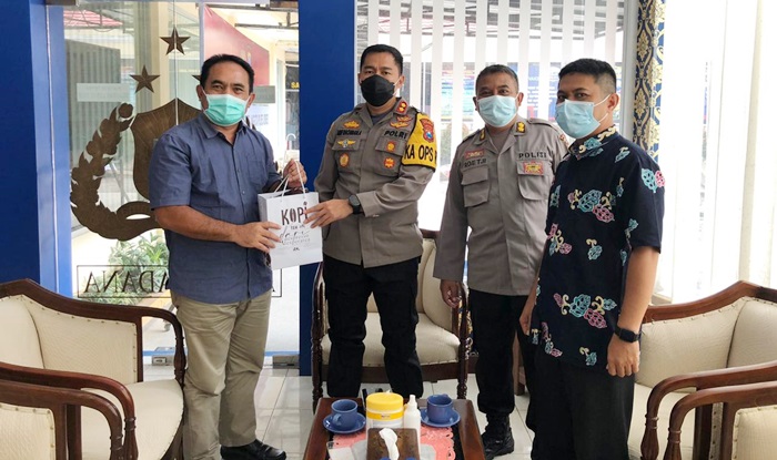 Kabag Sekretaris Perusahaan Winarto menyerahkan bingkisan kepada Kapolres Jember AKBP Arif Rachman Arifin.