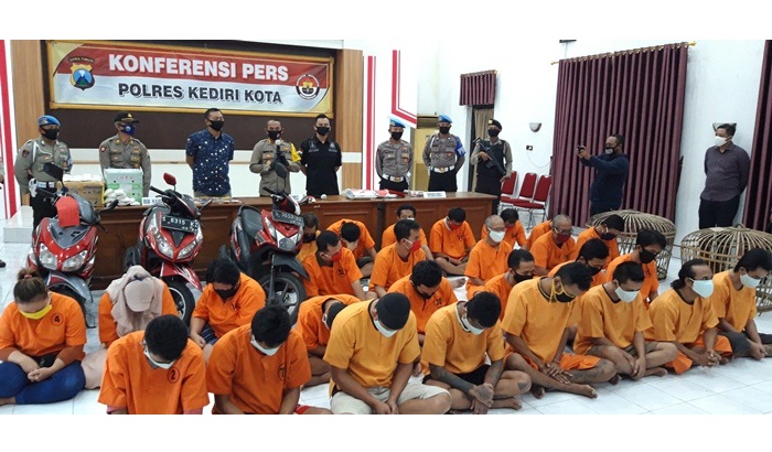 Kapolres Kediri Kota AKBP Miko Indrayana dan jajaran, saat menggelar jumpa pers dengan menghadirkan para tersangka di Mapolres Kota Kediri, Selasa (30/6). foto: MUJI HARJITA/ BANGSAONLINE