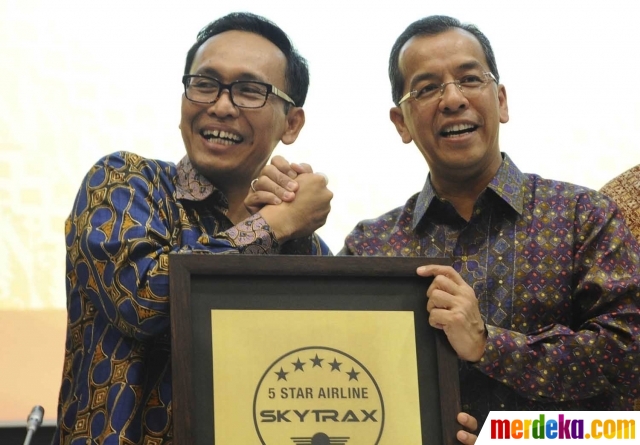 Dirut baru Garuda Indonesia Arif Wibowo (kiri) didampingi Mantan Dirut Garuda Emirsyah Satar foto bersama di Kantor Pusat Garuda Indonesia, Tangerang, Jumat (12/12). Foto: merdeka.com