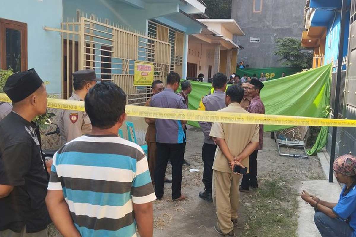 Rumah korban terpasang garis polisi. Terlihat sejumlah keluarga dan anggota kepolisian melakukan pemeriksaan. 