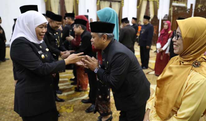 Gubernur Khofifah memberi selamat kepada pejabat eselon II yang baru saja dilantik di Gedung Negara Grahadi. foto: ist