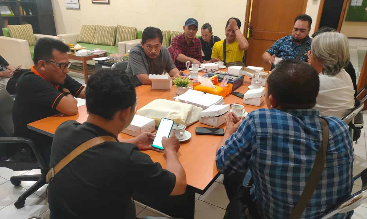 Ngopi bareng Perhutani KPH Mojokerto dengan awak media.