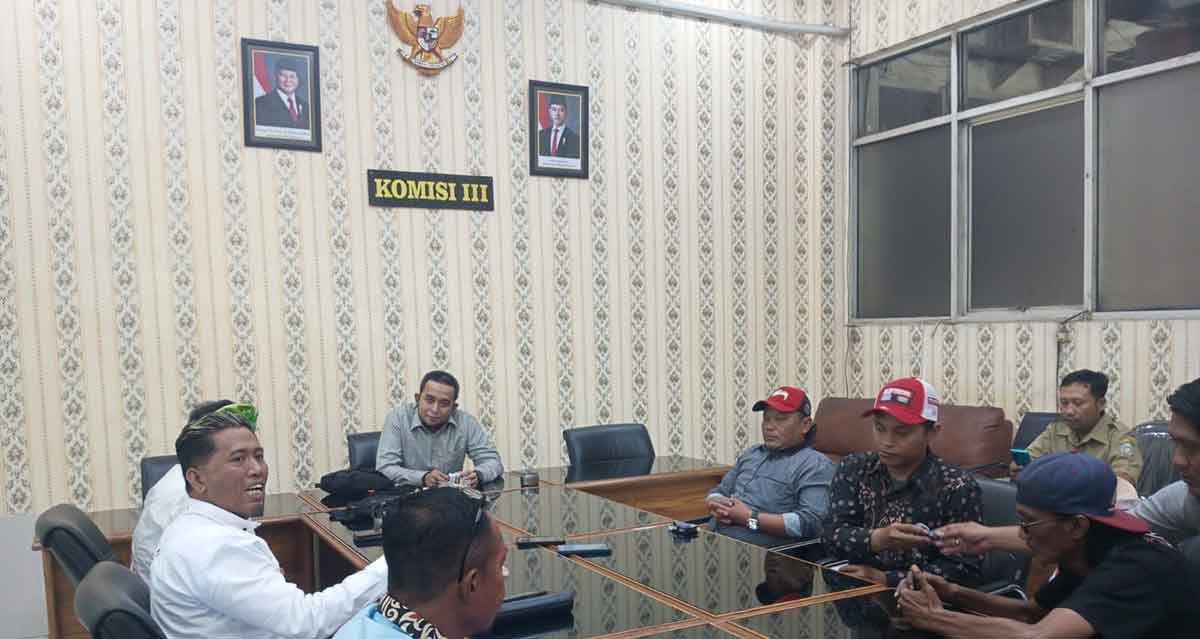 Sejumlah anggota LSM Siti Jenar saat bertemu dengan Ketua DPRD Situbondo, Mahbub Junaidi.