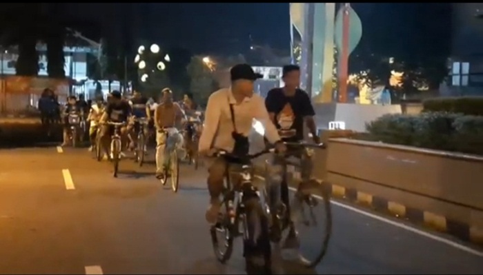 Komunitas sepeda sehat sedang asyik bersepeda malam hari mengitari Alun-alun Kota Mojokerto.