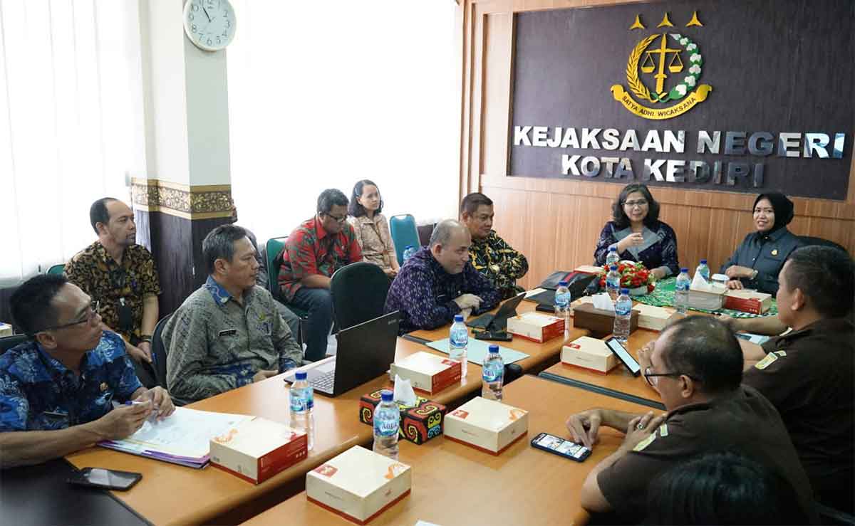 Pj Wali Kota Kediri, Zanariah, saat mengikuti paparan bersama para pejabat terkait. Foto: Ist