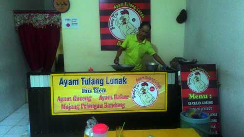 Bambang saat menyiapkan pesanan. foto: retno aw/BANGSAONLINE