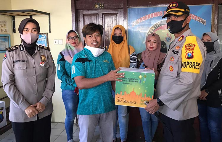 Kapolres Pamekasan, AKBP Djoko Lestari saat memberikan paket lebaran kepada salah satu rekan media.