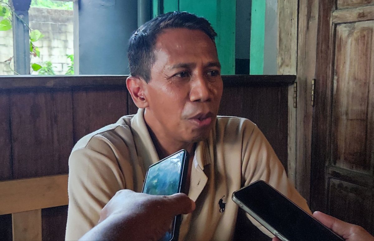 Tri Efendi, Wakil Ketua DPC PDI Perjuangan Kabupaten Kediri saat memberi keterangan kepada wartawan. Foto: Muji Harjita/BANGSAONLINE
