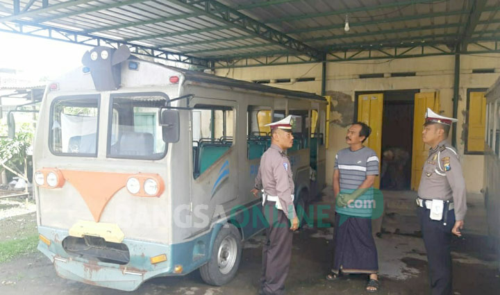 Anggota Satlantas Polres Jombang mulai menyosialisasikan larangan beroperasinya kereta kelinci. foto: AAN AMRULLOH/ BANGSAONLINE