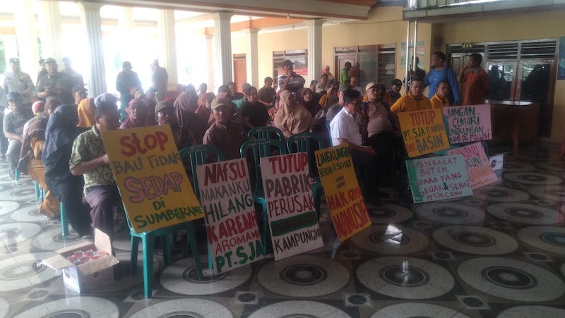 Warga Desa Sumberame, Kecamatan Wringinanom saat melakukan protes di balai desa. FOTO: ist.