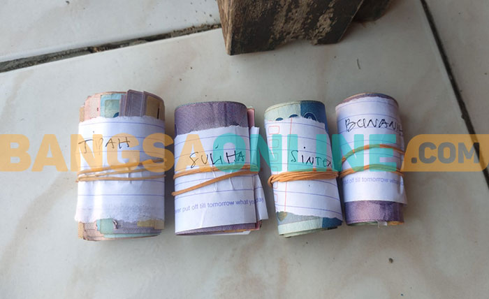 Uang PKH yang dikembalikan oleh orang tua dan suami pendamping. Foto : MUTAMMIM/ BANGSAONLINE.com