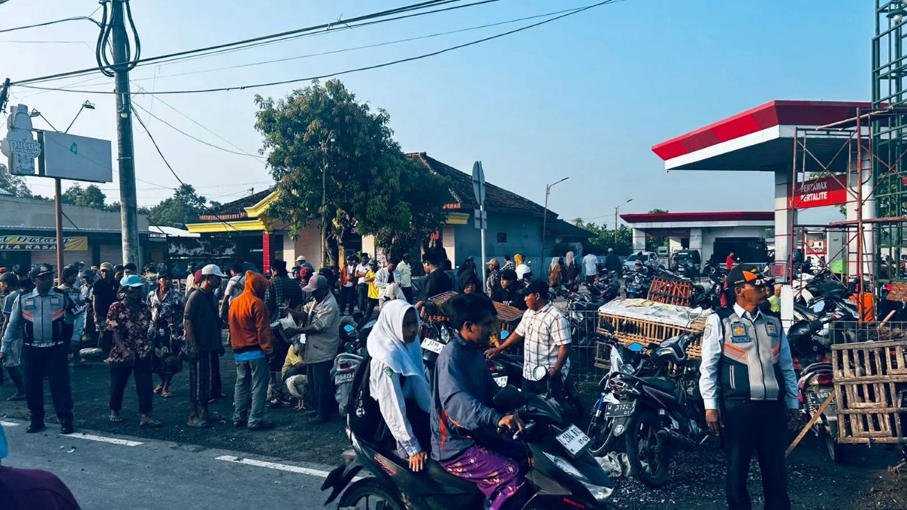 Kemacetan arus lalulintas di Pasar Patemon Kecamatan Tanah Merah, Kabupaten Bangkalan yang disebabkan aktivitas pasar unggas yang meluber hingga ke bahu jalan