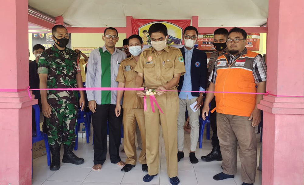 Launching Desa Berdaya ditandai dengan pemotongan pita oleh dr. Ary Yanuar.