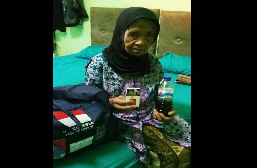 Ponirah, berangkat haji berbekal 20 bungkus rokok dan kopi murni, agar kuat. (foto: devi fitri afriyanti/BANGSAONLINE)