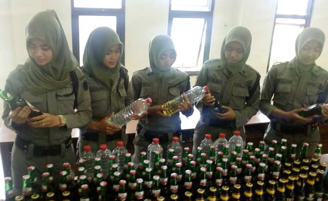 Razia Warung dan Kafe, Satpol PP Gresik Amankan Ratusan Botol Miras Beserta Pemilik