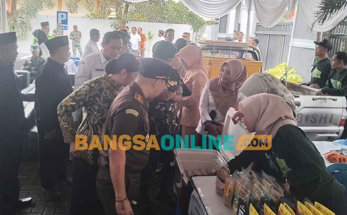 Kajari Magetan saat meninjau dagangan di bazar. Foto: HENDRO SUHARTONO/BANGSAONLINE