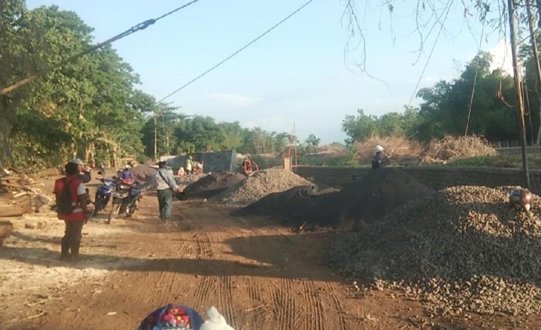 Pemasangan pancang pembangunan Penahan Banjir Karangasem.