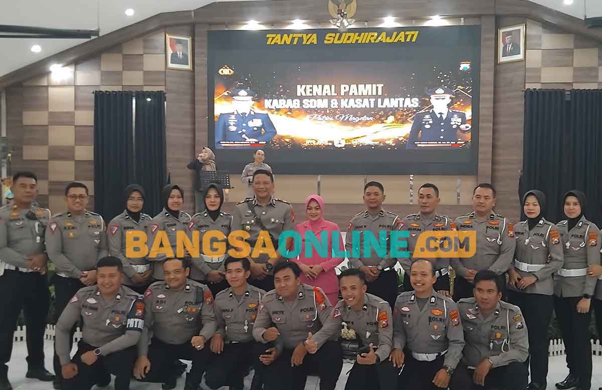 Para personel Satlantas Polres Magetan saat foto bersama. Foto: HENDRO SUHARTONO/BANGSAONLINE