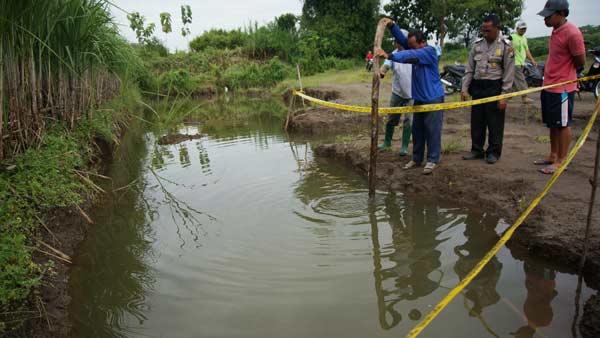 Kubangan bekas tambang tempat ditemukannya jasad Rafly. foto: rony suhartomo/ BANGSAONLINE