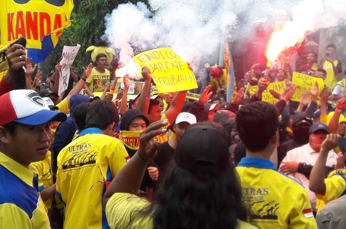 Aksi ribuan Ultras Mania saat demo di kantor Bupati Gresik. foto: SYUHUD/ BANGSAONLINE
