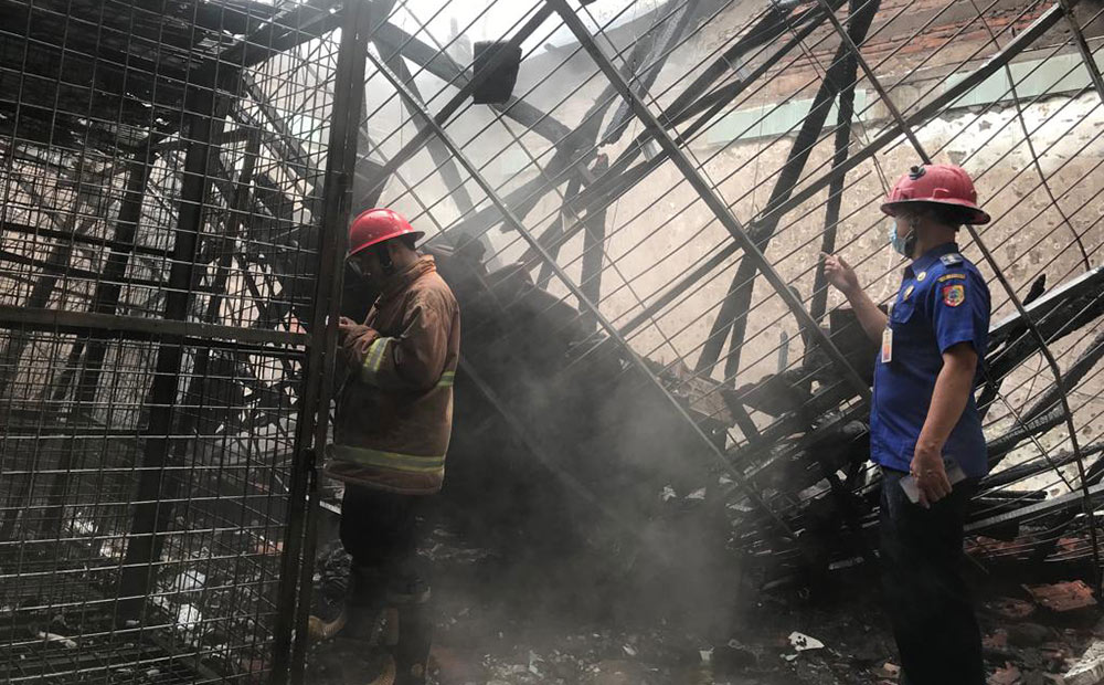 Hampir seluruh bangunan gudang DP3AKB Jember hangus terbakar.