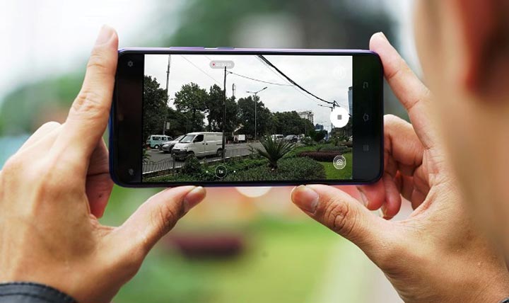 Fitur Electronic Image Stabilization (EIS), untuk memberikan pengalaman videografi yang maksimal.