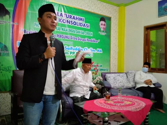 Muhammad Al-Barra (Gus Bara) saat memberikan sambutan di depan warga dan wali santri di Aula Aula Madrasah Aliyah Unggulan Amanatul Ummah 02 Leumunding Majalengka Jawa Barat, Sabtu (26/6/2021) malam. foto: mma/ bangsaonline.com