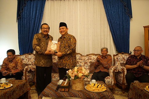 
Pakde Karwo foto bersama Dubes RI Untuk Azerbaijan Husnan Bey Fananie dan Wakil Menteri Luar Negeri RI Dr. Abdurrahman Mohammad Fachir di Wisma Kedutaan Besar RI, Baku, Azerbaijan, Jumat (6/4) malam.

