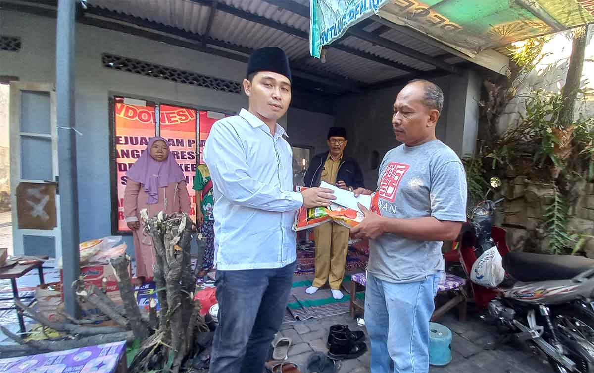 Wakil Bupati Mojokerto, Muhammad Al Barra atau yang akrab disapa Gus Barra, saat berkunjung ke korban kebakaran.