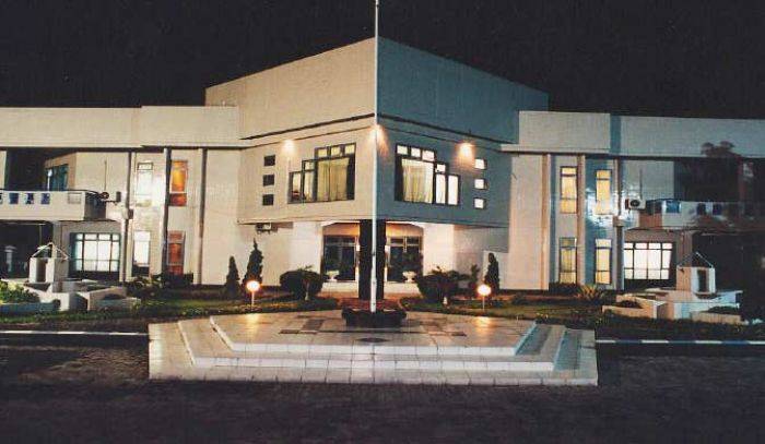 Gedung DPRD Jombang tampak malam hari.