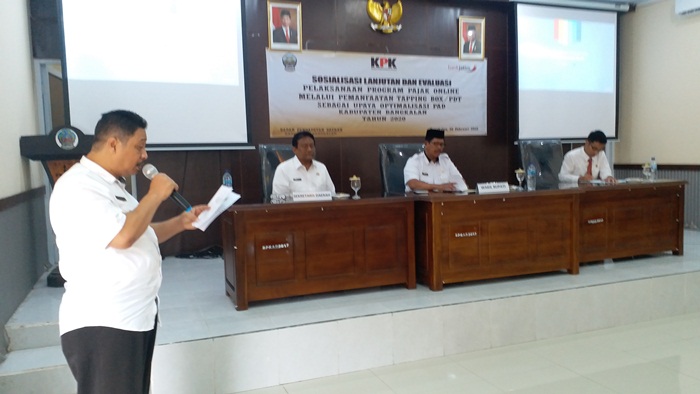 Kepala Bapenda Ismet Efendi saat melaporkan evaluasi pemasangan Tapping Box dan PDT di Aula Bapenda, Rabu (26/2).